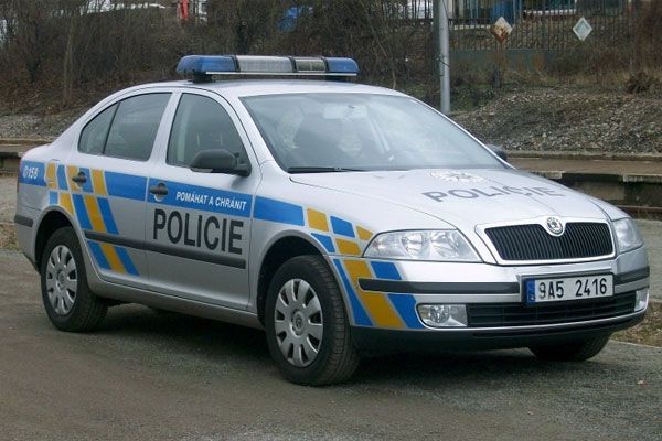 Řidič zemřel při nehodě u Štěnovic na kruhovém objezdu