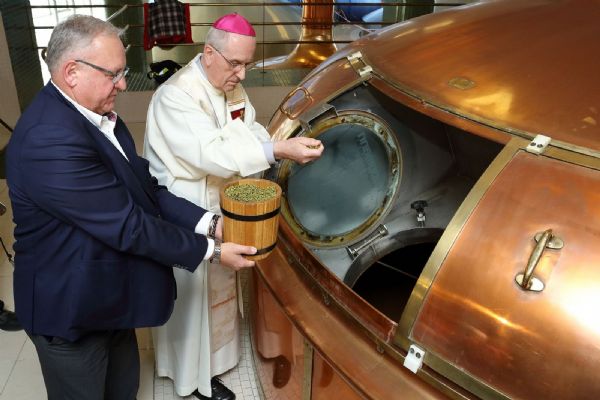 Emeritní plzeňský biskup požehnal už osmé velikonoční várce Pilsner Urquell pro papeže