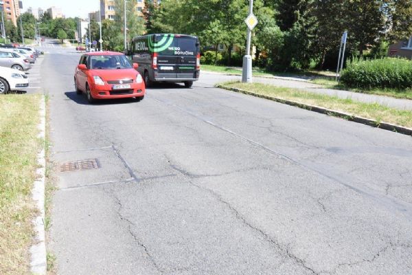 Komenského ulice na Lochotíně dostane nový asfaltový povrch