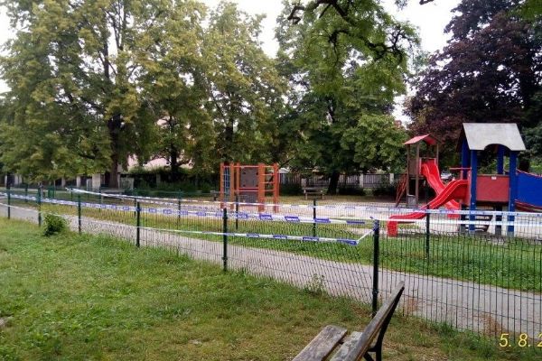 Opravy dětského hřiště Na Hvězdě po ataku vandalů finišují
