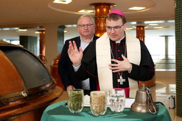 Plzeňský biskup v pondělí požehnal velikonoční várce Pilsner Urquell 