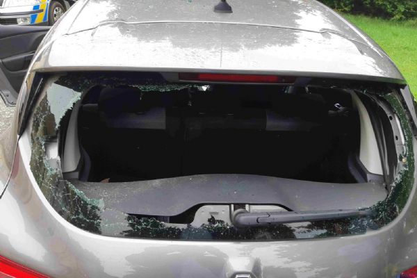 Rodinný spor kvůli nevěře skončil v Chotěšově rozbitým autem