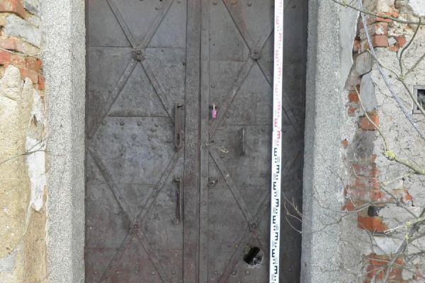 Ze sýpky Bijadla ukradli historické dveře