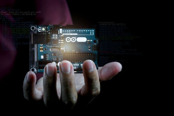 Arduino projekty: Od jednoduchých obvodů po pokročilé roboty a domácí automatizaci
