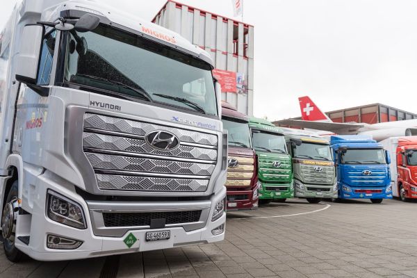 Hyundai předal ve Švýcarsku první vodíkové kamiony