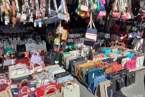 Cheb: Karlovarští celníci zajistili další zboží na tržnici