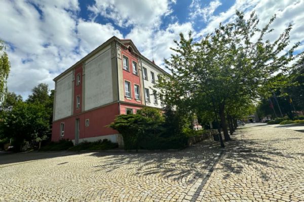 Chodov: Budova školy se po letech vrátila do majetku města