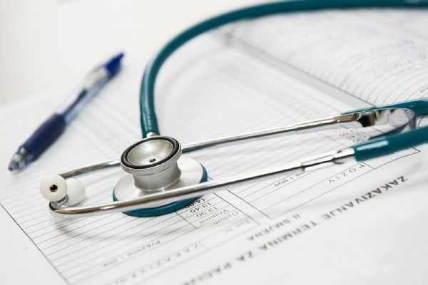 Karlovarský kraj: Další seniorní lékaři získají finanční odměnu od kraje