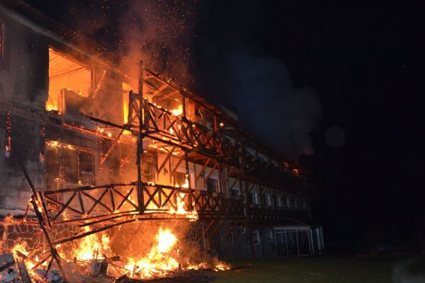 Cheb: Vyhořel hotel Stein. Hasiči evakuovali pět hostů