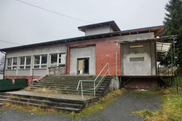 Dolní Nivy: Obec nechá opravit chátrající budovu bývalé školy