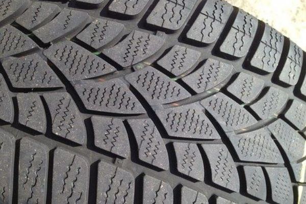 Dolní Nivy: Odcizil pneumatiky ze zaparkovaného vozidla