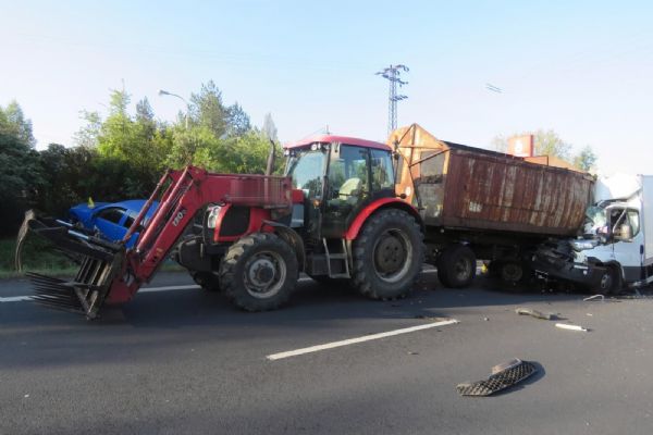 Karlovarsko: Přehlédl traktor. Dvě zraněné osoby a škoda přes 400 tisíc