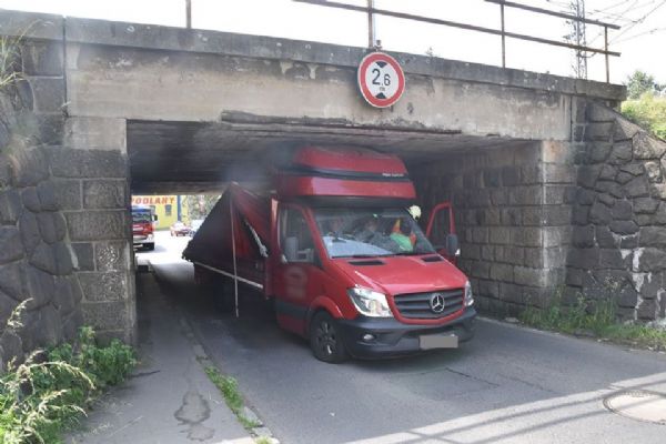 Karlovy Vary: Řidič se nevešel pod viadukt. Pomoci museli hasiči