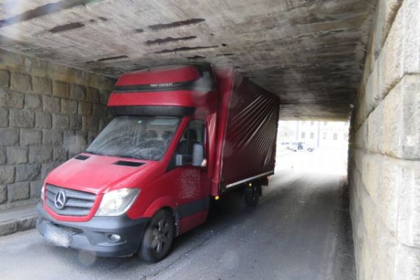 Karlovy Vary: Řidič se zasekl pod viaduktem. Dostal pokutu