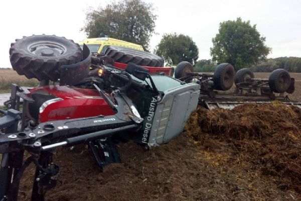 Milíkov: U obce se včera převrátil traktor s návěsem