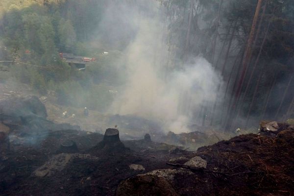 Oloví: U města hořel v prudkém kopci les
