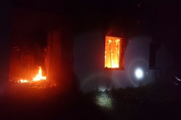 Ostrov: Čtyři jednotky hasičů likvidovaly požár opuštěné budovy