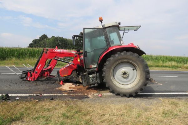 Potočiště: Střet osobního vozidla s traktorem