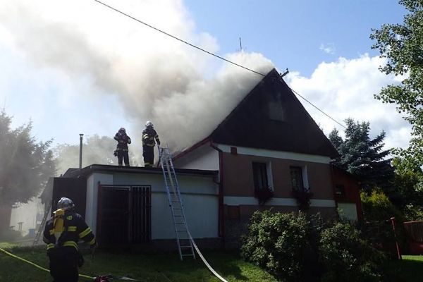 Prachomety: Hasiči likvidovali požár střechy
