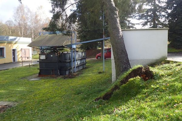 Toužim: Vyvrácený strom ohrožoval nádrž s chloridem železitým 