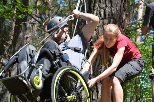 Studenti plzeňských gymnázií trénují s vozíčkářem na cestu do Himálaje 