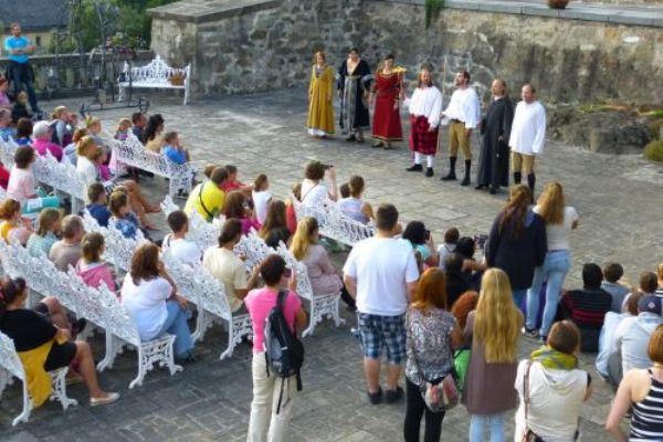 Bečov nad Teplou: Na Hradozámecké noci vystoupí pouliční divadlo Viktora Braunreitera
