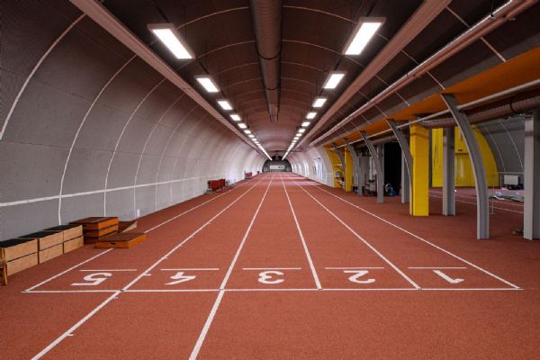 Atletický stadion ve Skvrňanech má novou rozcvičovnu 