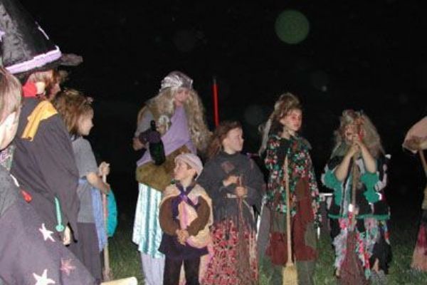 Čarodějnický karneval to roztočí na Skvrňanech i na Borech