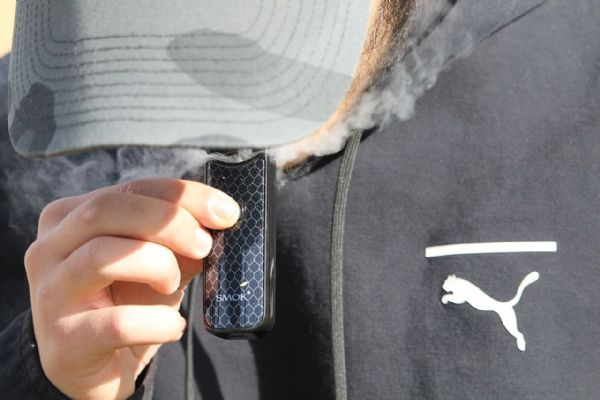 Elektronické cigarety pronikají do škol v kraji Elektronické cigarety pronikají do škol v kraji