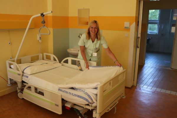 Fakultní nemocnice v Plzni vyměňuje lůžka