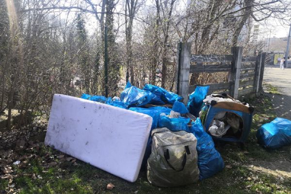 Lidé bez domova uklidili oblast v centru Plzně