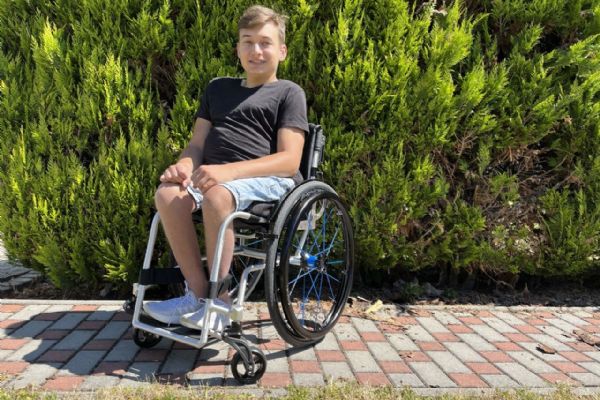 Mladý sportovec Oliver má nový vozík. Přispěla Nadace Agel