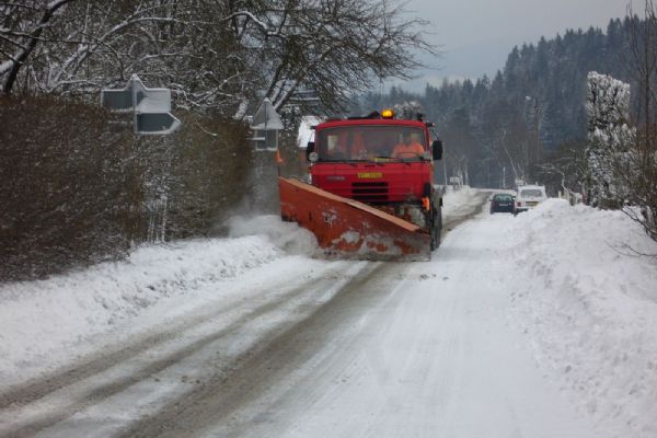 Náklady na zimní údržbu se v kraji zvýšily, poškozené silnice se opravují
