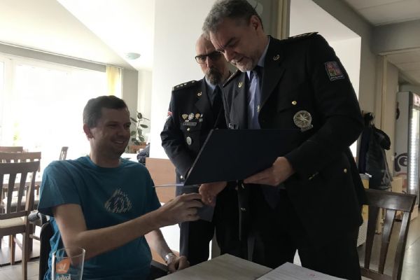 Ochrnutý policista z Plzeňska získal ve sbírce 445 korun