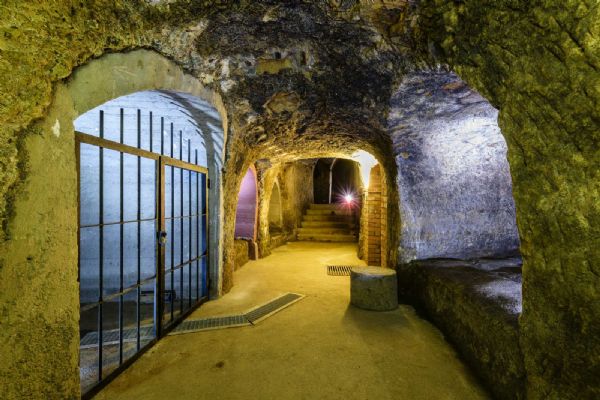 Plzeňské historické podzemí nabízí speciální prohlídky za svitu baterek