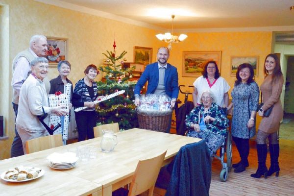 Plzeňští radní rozvezli vánoční dary do 21 sociálních zařízení Plzeňští radní rozvezli vánoční dary do 21 sociálních zařízení