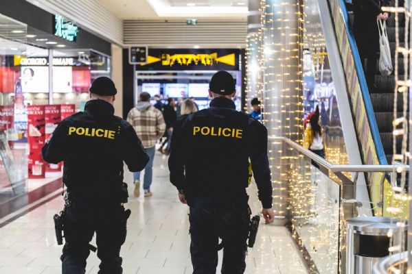 Policisté hlídají v době adventu Plzeň. Nejen kvůli zlodějům