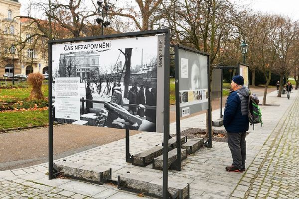Před 80 lety odvezly vlaky plzeňské Židy do Terezína. Smutné výročí připomíná výstava