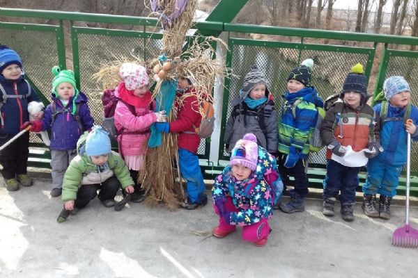 První jarní den vynesly děti z lesní školky Medvíďata Moranu