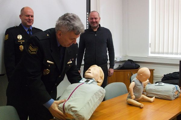 Resuscitační figuríny strážníkům pomohou k záchraně dětí i dospělých