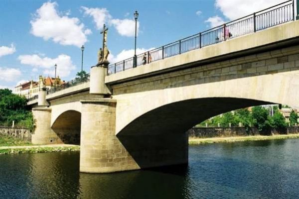 Plzeň opravuje přes léto mosty a lávky