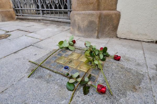 Stolpersteine. Plzeň si připomíná památku devětadvaceti obětí holokaustu