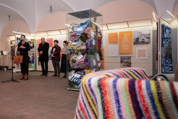 Stovky dek pomohou plzeňskému hospicu Stovky dek pomohou plzeňskému hospicu