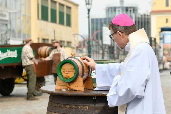 Velikonoční dar pro papeže: požehnaná várka piva zamířila do Vatikánu
