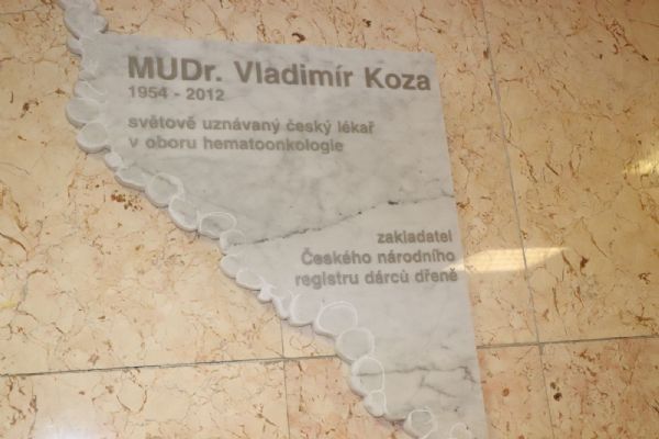 Ve FN Plzeň byla odhalena pamětní deska lékaře Vladimíra Kozy
