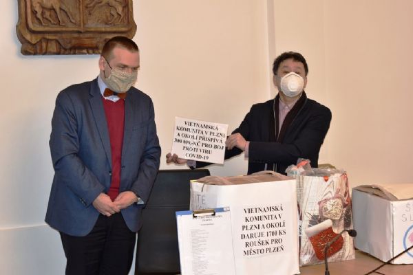 Zástupci vietnamské komunity předali Plzni 1700 roušek a 300 tisíc korun 
