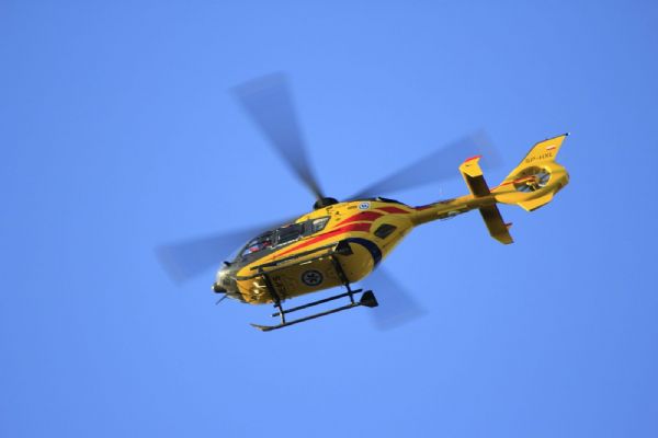 Řidička u Kralovic narazila do betonového můstku, děti vezl vrtulník 