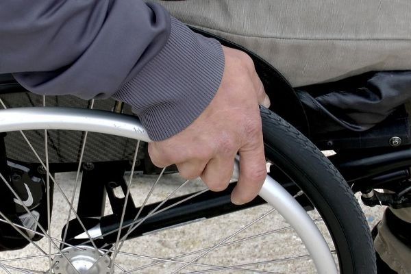 Ostrov: Oloupil seniora vozíčkáře o 200 korun