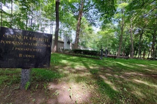Budova Nové radnice bude hostit seminář o tajných pohřebištích obětí komunismu i nacismu