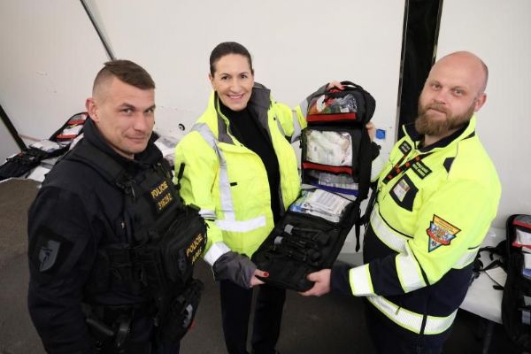 Praha darovala Policii ČR speciální zdravotnické batohy s vybavením za bezmála 300 tisíc korun